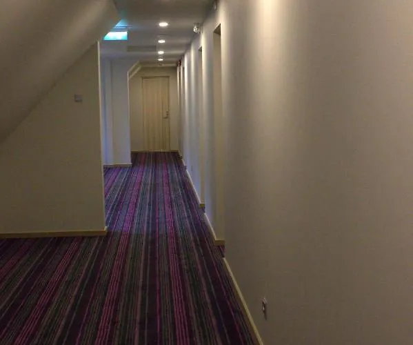 William Ξενοδοχείο *